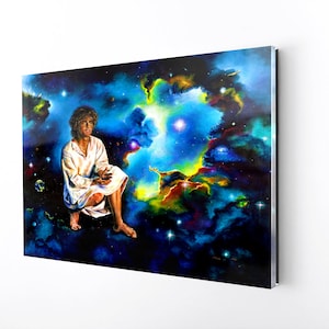Könnte beinhalten: Ein lebendiges, farbenfrohes Kunstwerk, das eine Person in weißer Kleidung zeigt, die in einem Nebel sitzt. Der Hintergrund ist eine wirbelnde Mischung aus Blau, Grün, Gelb und Rot mit zahlreichen Sternen. Das Kunstwerk ist auf einer rechteckigen Tafel montiert.