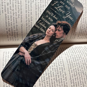 Puede incluir: Marcapáginas rectangular con una imagen romántica de una pareja. El texto dice: "If my last words are not I Love You, you'll ken it was because I didna have time." El fondo es oscuro.