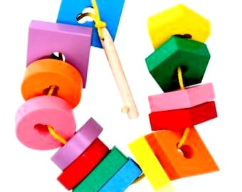 Snörningsset med geometriska former och tränyckel, formsnörning, finmotorik, snörningsleksak i trä, Montessorileksak, pedagogisk Waldorfleksak