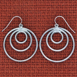 Pendientes de plata de ley con triple círculo, pendientes de círculo anidado, pendientes de círculo concéntrico, pendientes de círculo abierto, pendientes de círculo de plata, pendientes medianos.