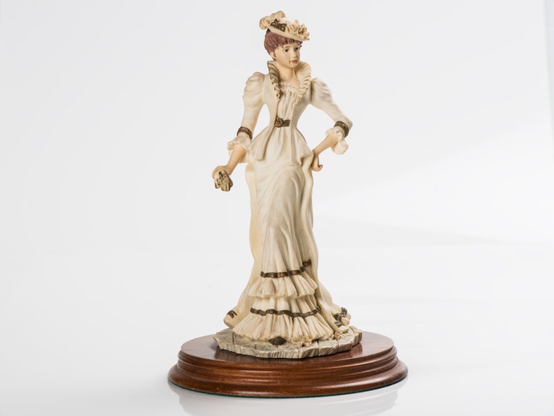 Вб статуэтки. Вб статуэтки. Статуэтка дама с камелиями. Высокие статуэтки для интерьера. Леонардо коллекшн статуэтки.