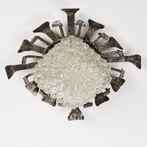 1950er Jahre Brutalist versilbertes Schmiedeeisen & schweres strukturiertes Glas Deckenleuchte, neu verkabelte spanische Beleuchtung