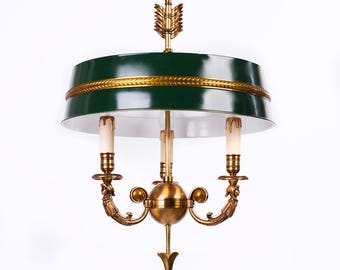 Französischer Directoire-Kronleuchter aus den 1960er Jahren in Jägergrün mit Tole-Bouillotte-Muster – Dreiflammige Pfeillampe aus Messing