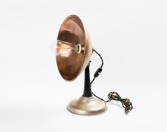 Lámpara de mesa industrial estilo Steampunk, de latón reciclado, con pantalla oscilante.