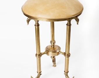 Taburete o silla de maquillaje de latón vintage de estilo neoclásico.