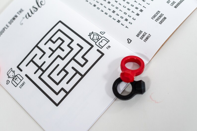 Kit de actividades personalizado para bodas infantiles: Libro para colorear y crayones con forma de anillo imagen 2
