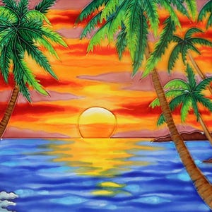 Könnte beinhalten: Ein lebendiges Gemälde zeigt einen tropischen Sonnenuntergang über dem Meer. Palmen mit grünen Wedeln und braunen Stämmen rahmen die Szene ein. Der Himmel geht von Rot zu Orange über, wobei sich die Sonne im blauen Wasser spiegelt.