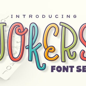 Puede incluir: Un conjunto de fuentes lúdicas titulado "JOKERS" en un estilo de dibujos animados colorido. La palabra "JOKERS" está en letras grandes y multicolores con un diseño juguetón y rizado. También se ve el texto "INTRODUCING" y "FONT SET".