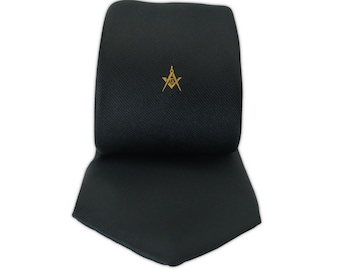 Cravatta Massonica Royal Arch In Seta Intrecciata 100%. Tessuto Jacquard Di Alta Densità, Lunghezza 143 Cm, Larghezza 10 Cm. Rifinita A Mano, Fodera In Lana. Eleganza E Tradizione Per Il Tuo Abbigliamento Massonico.