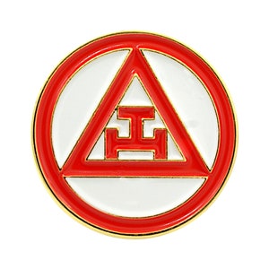 Könnte beinhalten: Eine rot-goldene Freimaurernadel mit einem weißen Dreieck und einem roten Symbol darin. Das Symbol ist ein Kreuz mit einem horizontalen Balken oben.