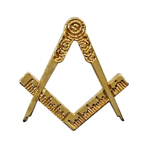 Peut inclure: Un équerre et un compas maçonniques en métal doré. Le compas est ouvert et l'équerre est fermée. Les outils sont finement détaillés avec des motifs décoratifs.