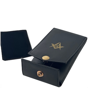 Cartera doble con joya masónica para el pecho, con símbolo de escuadra y compás con "G" en piel sintética y almohadilla extraíble para joya.