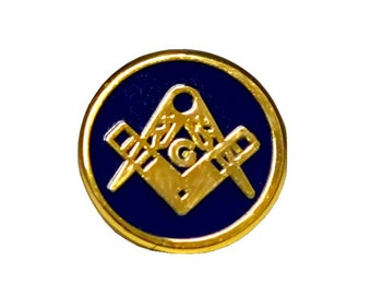 Puede incluir: Pin de símbolo masónico dorado con fondo de esmalte azul. El símbolo es una escuadra y un compás con una 'G' en el centro.
