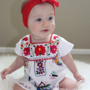 Robe Puebla mexicaine de nombreuses couleurs avec des fleurs brodées à la main fabriquées au Mexique Tailles bébé à adulte Fiesta, Fête
