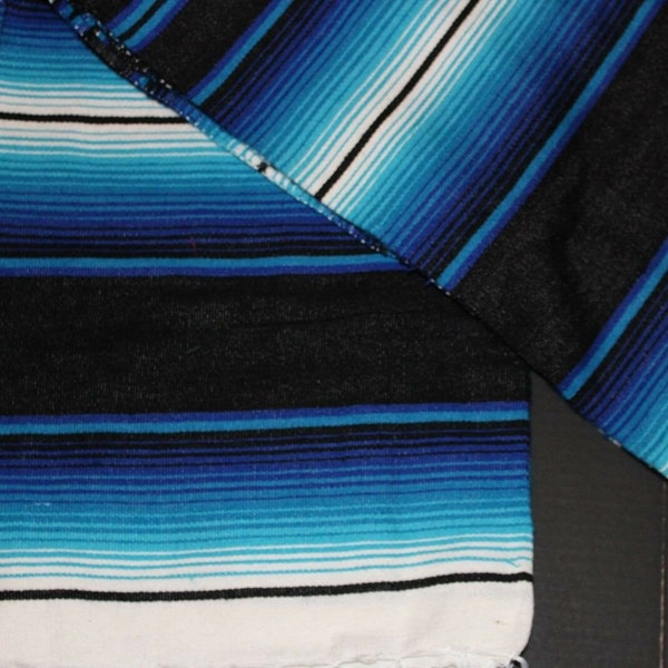 XL Couverture mexicaine sérape/saltillo bleue et noire avec rayures blanches Couverture sud-ouest du Mexique avec franges blanches 84 x 62 po