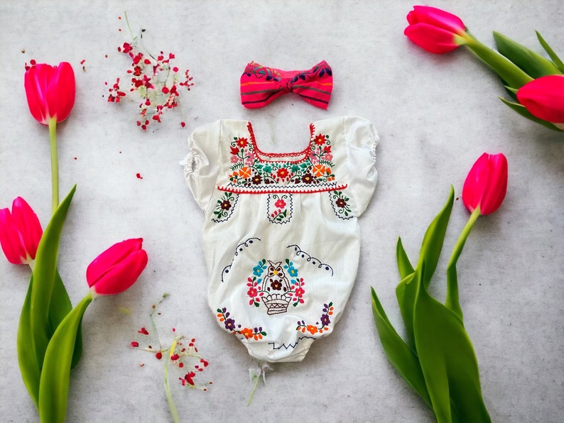 Romper bebé mexicano de Puebla de 2 piezas con lazo para la cabeza, flores bordadas a mano hechas en México imagen 2