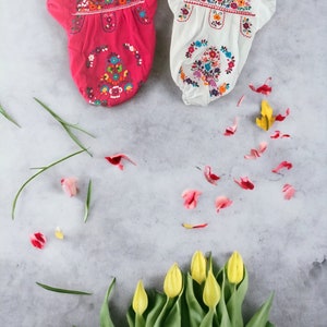 Romper bebé mexicano de Puebla de 2 piezas con lazo para la cabeza, flores bordadas a mano hechas en México imagen 9