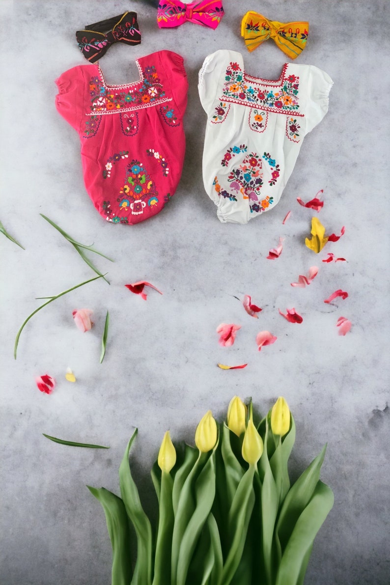 Romper bebé mexicano de Puebla de 2 piezas con lazo para la cabeza, flores bordadas a mano hechas en México imagen 9