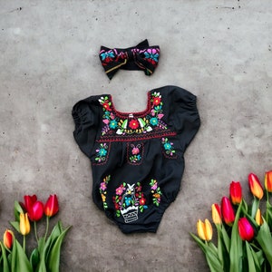 Romper bebé mexicano de Puebla de 2 piezas con lazo para la cabeza, flores bordadas a mano hechas en México imagen 4