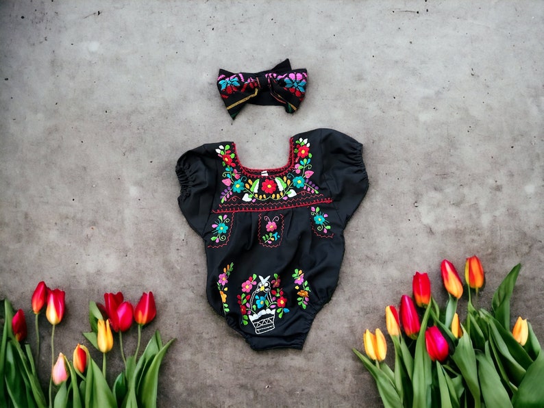 Romper bebé mexicano de Puebla de 2 piezas con lazo para la cabeza, flores bordadas a mano hechas en México imagen 4