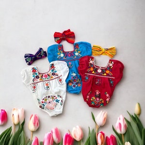 Romper bebé mexicano de Puebla de 2 piezas con lazo para la cabeza, flores bordadas a mano hechas en México imagen 5