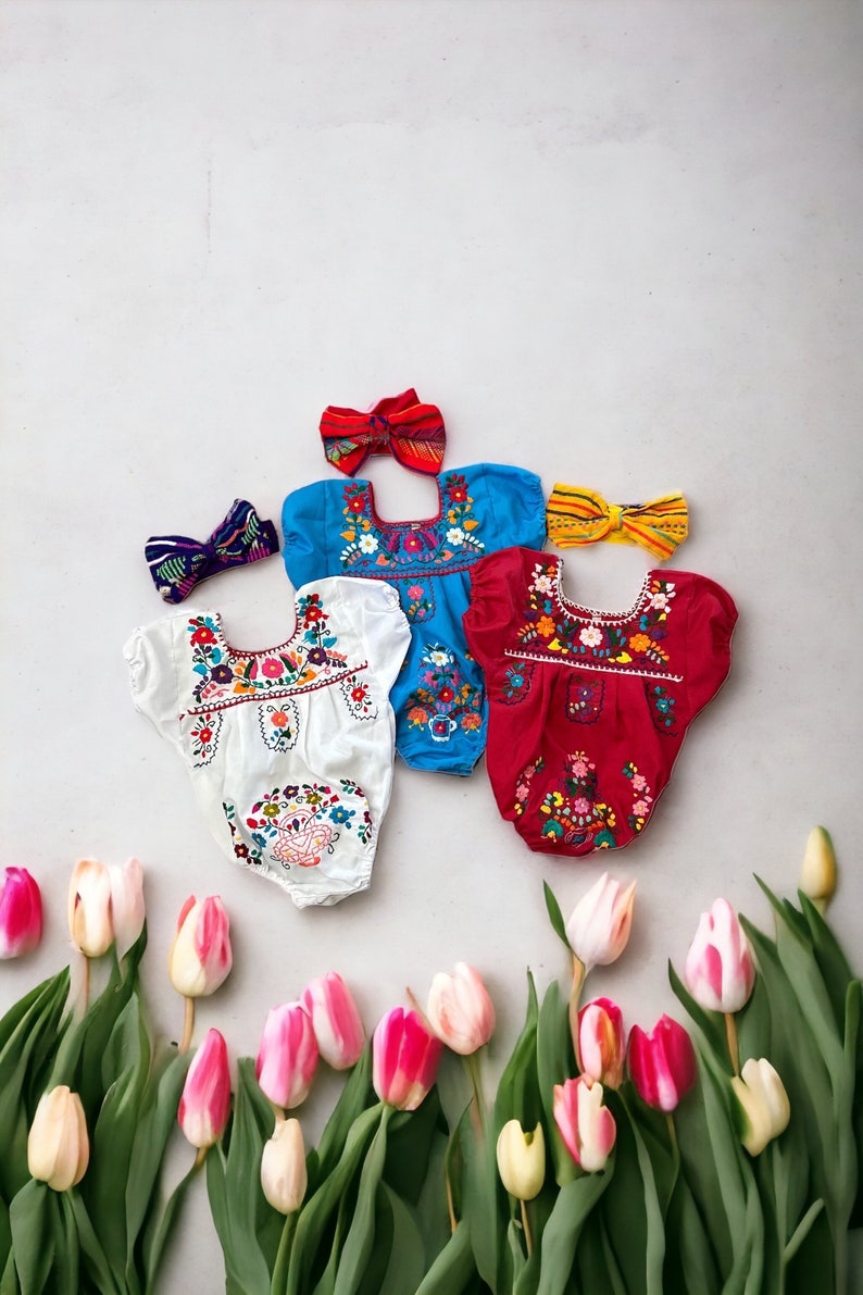 Romper bebé mexicano de Puebla de 2 piezas con lazo para la cabeza, flores bordadas a mano hechas en México imagen 5