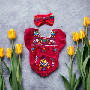 Romper bebé mexicano de Puebla de 2 piezas con lazo para la cabeza, flores bordadas a mano hechas en México imagen 8