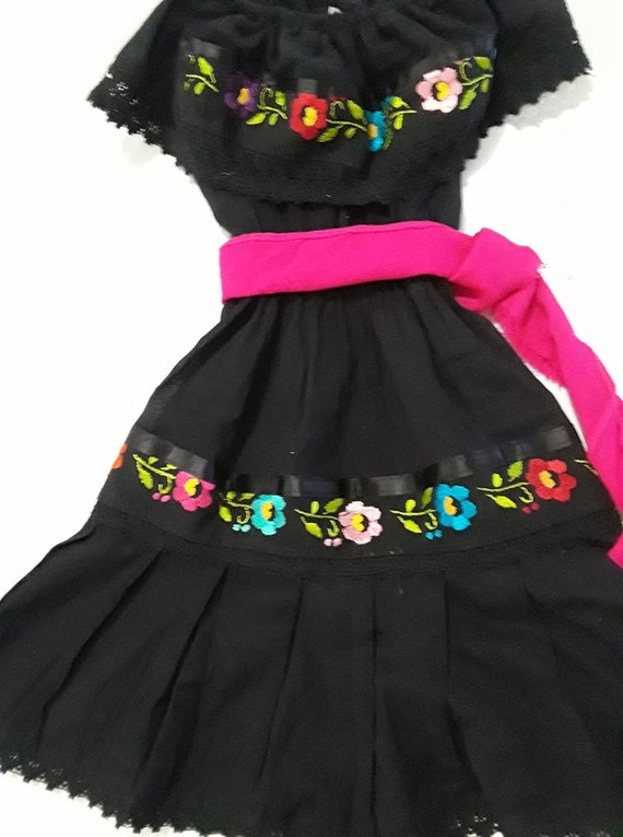 Vestido negro mexicano de niña flores bordadas - México