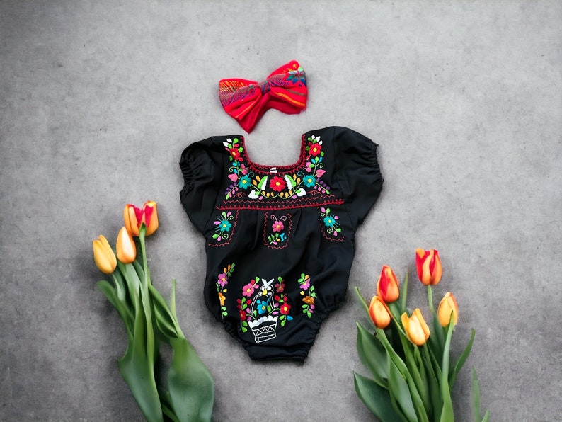 Romper bebé mexicano de Puebla de 2 piezas con lazo para la cabeza, flores bordadas a mano hechas en México imagen 7