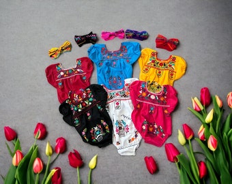 2-delige Mexicaanse Puebla-babyromper met hoofdboog, handgeborduurde bloemen gemaakt in Mexico