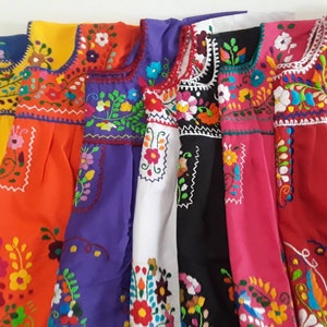 Robe Puebla brodée à la main fabriquée au Mexique