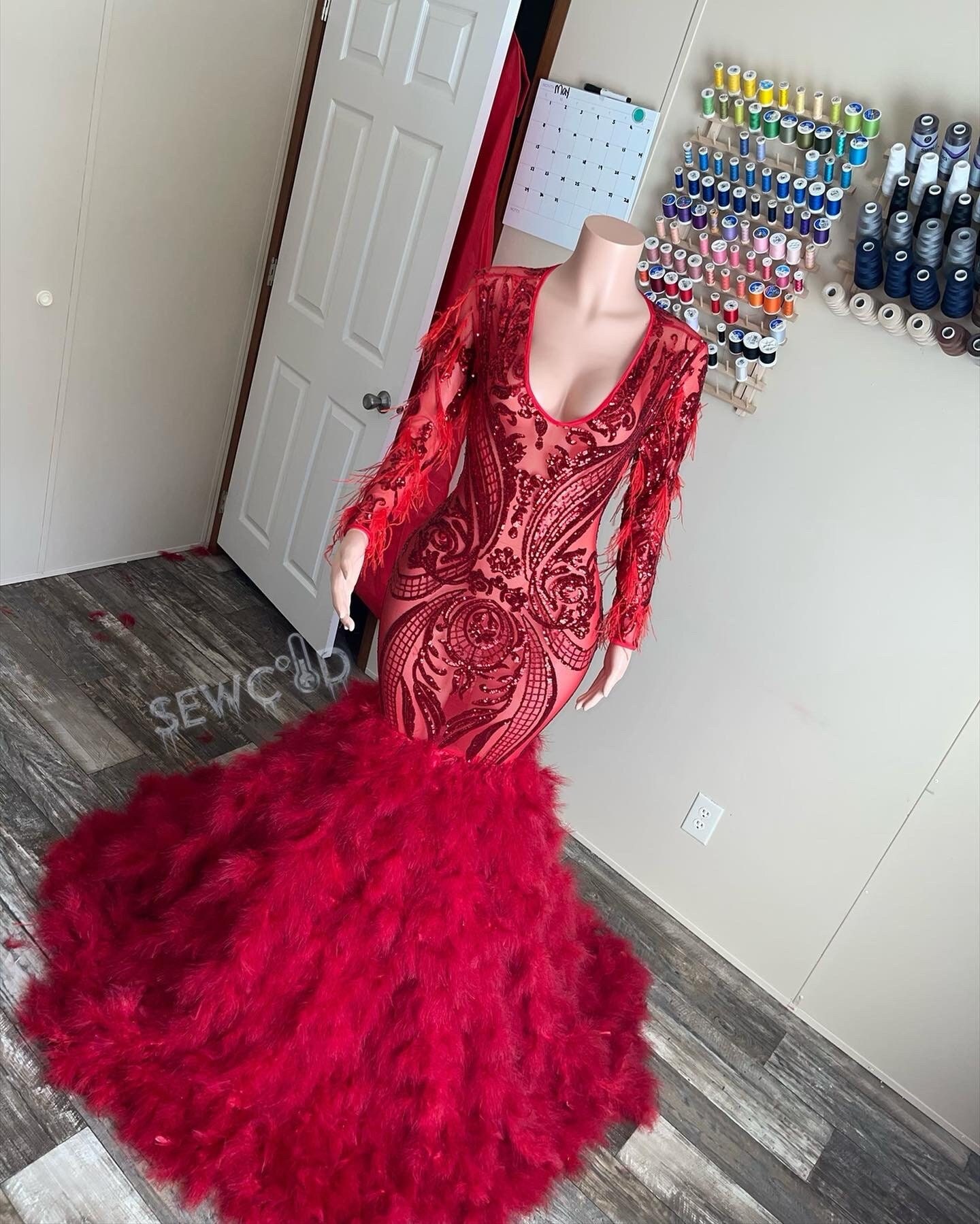 hhdy518 Elegant Red Gold Applique Mermaid Red Fishtail Prom Dress with V-Neck and Long Sleeves for Special Occasions - Robe de Soiree287r