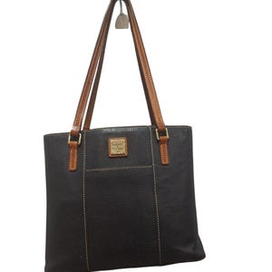 Bolso de mano vintage Dooney & Bourke de piel granulada negra con doble asa y detalles de piel marrón