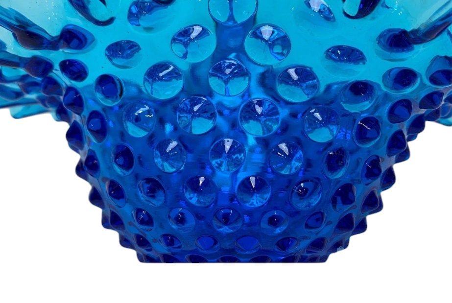 フェントンのヴィンテージ ブルー ホブネイル バスケット 1970 年代