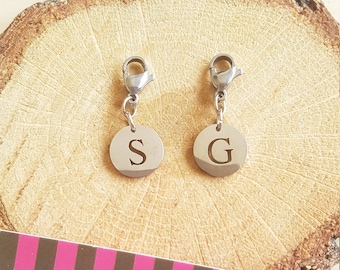 Pendentif médaille 25 mm nacre gravée personnalisé et breloque étoile  plaqué or 12 mm