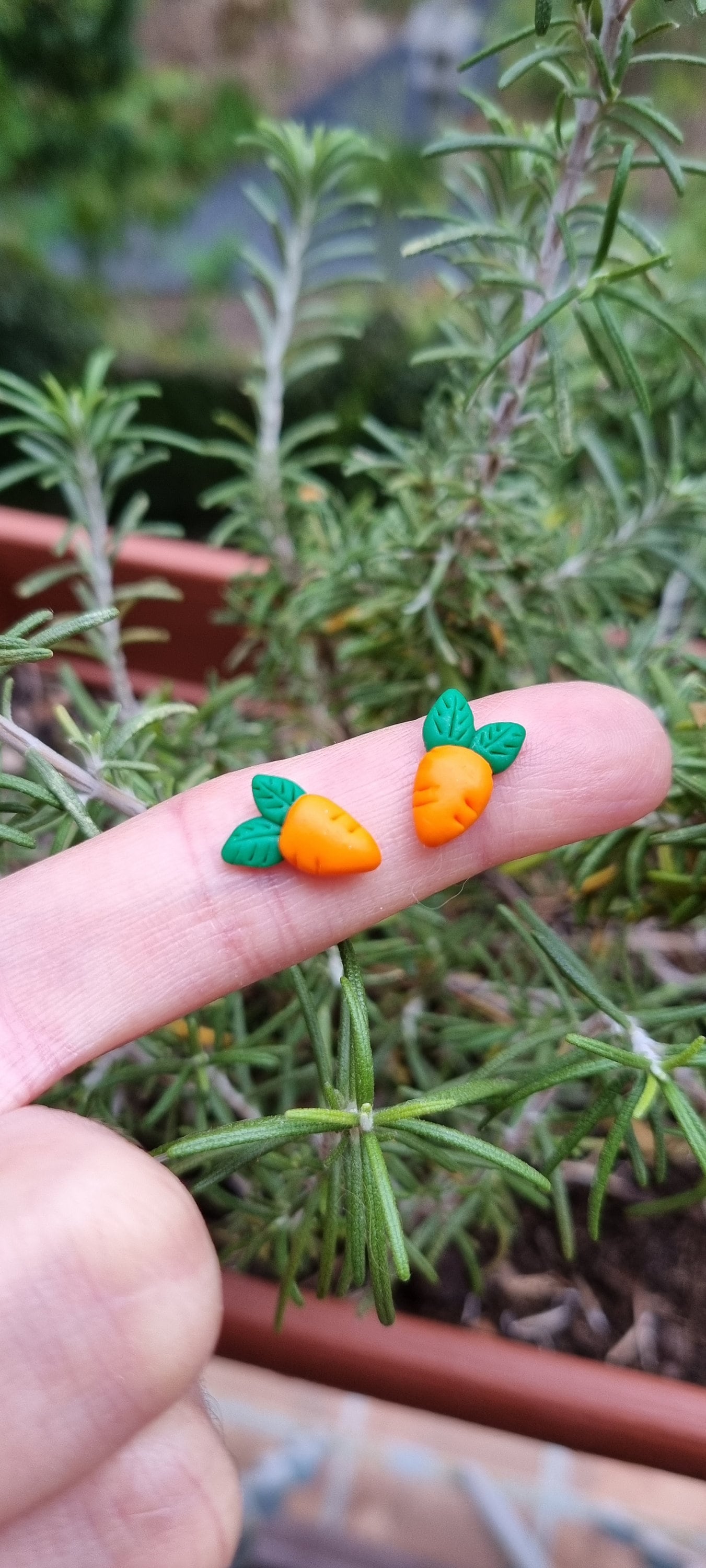 Desiderio Felice Di Pasqua Coniglietto Con L'uovo E Carota Dietro Il Recinto Sul Focolare Modellate Foro Image109048492