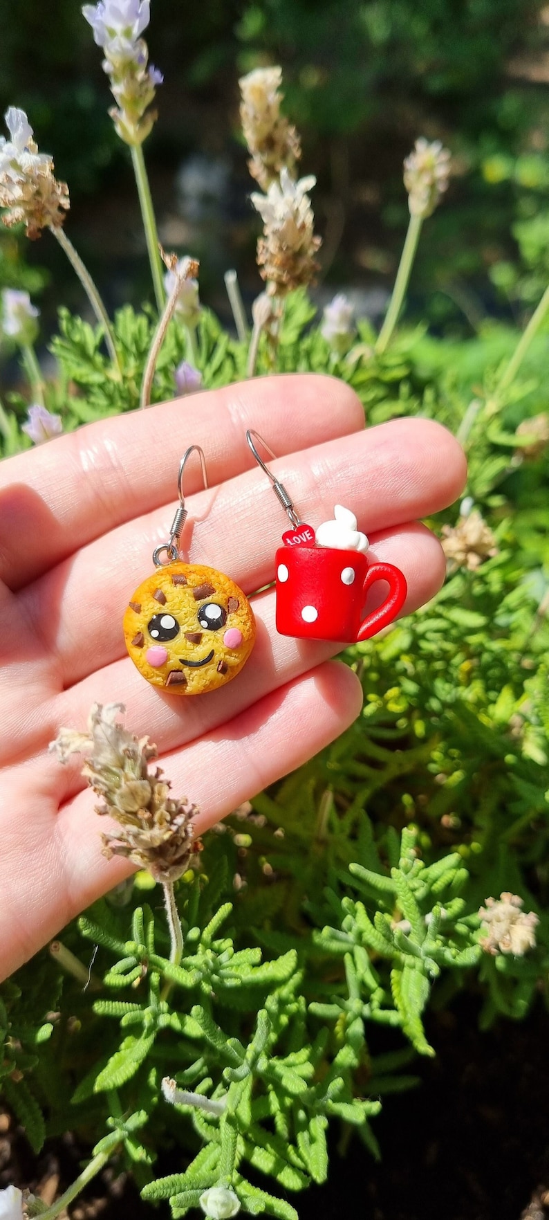 Pendientes de galleta kawaii y taza de chocolate caliente gourmet, acero inoxidable antialérgico, joyería de fimo, divertidos y graciosos. imagen 1