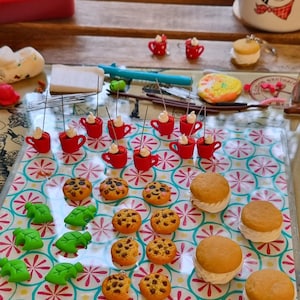 Pendientes de galleta kawaii y taza de chocolate caliente gourmet, acero inoxidable antialérgico, joyería de fimo, divertidos y graciosos. imagen 5