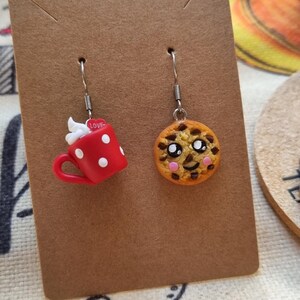 Pendientes de galleta kawaii y taza de chocolate caliente gourmet, acero inoxidable antialérgico, joyería de fimo, divertidos y graciosos. imagen 4