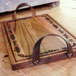 Puede incluir: Una taza de cerámica blanca con un asa negra y el texto "But First, Coffee" en negro y negrita. La taza está sobre una superficie blanca. La taza probablemente tiene 325 ml.