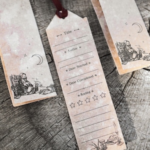 Puede incluir: Marcadores de estilo vintage con una estética rústica. Cada marcador presenta una ilustración impresa de una persona leyendo, una luna creciente y estrellas. Los marcadores tienen líneas para título, autor y calificación.