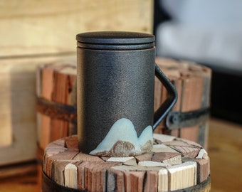 Taza de cerámica Mountain Glaze con colador de hojas sueltas incorporado y tapa en negro