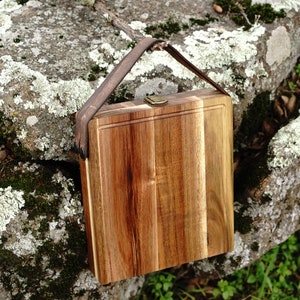 Tabla plegable para cortar, servir y hacer picnic con compartimento magnético para guardar utensilios y asas de cuero