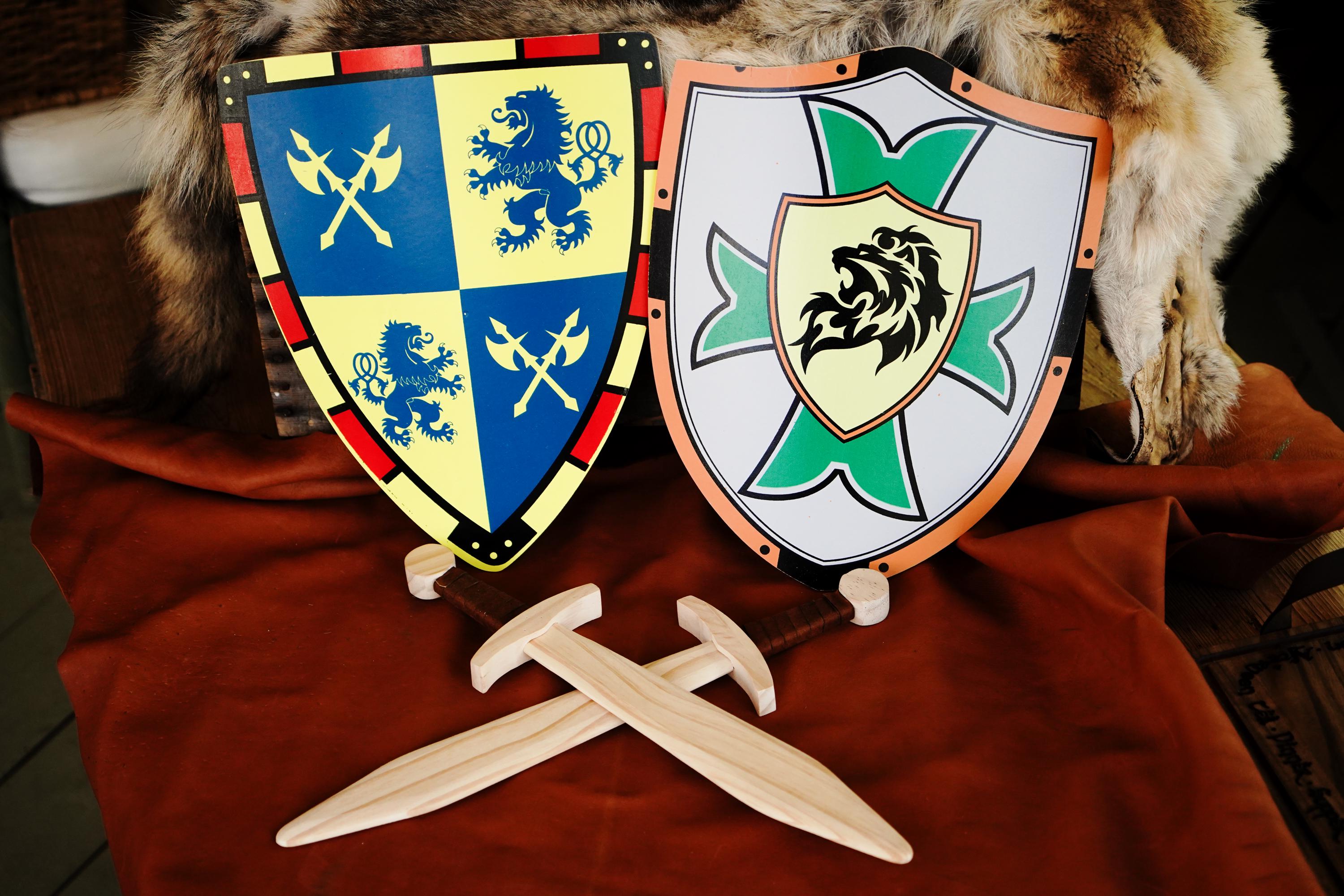 木製剣と盾セット：レザーグリップ付きキッズプレイパック - Etsy 日本, image size:3000x2000