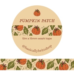 Puede incluir: Un rollo de cinta washi con fondo color canela claro y un patrón de calabazas naranjas y hojas verdes. El texto dice PUMPKIN PATCH, 10m x 15mm washi tape y @basicallybrittshop. El diseño incluye ilustraciones repetitivas de calabazas.