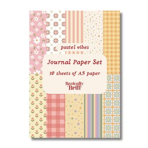 Peut inclure: Un ensemble de papier journal comprenant 10 feuilles de papier A5 avec des tons pastel. La collection présente divers motifs, notamment des fleurs blanches sur fond rose, des rayures, des pois, du vichy, des étoiles et des carreaux floraux.