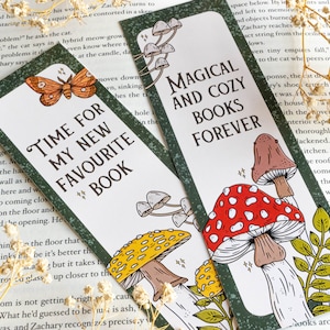Fliegenpilz Lesezeichen 2er Set - Gemütliches Herbstliches Zitat Lesezeichen Geschenk Set - Zauberhafte und gemütliche Bücher - Neue Lieblingsbücher - Cottagecore Reading