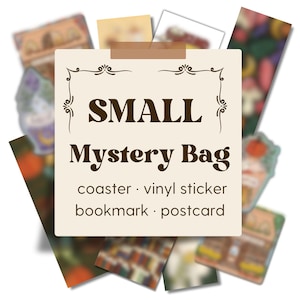 Peut inclure: Une carte beige avec les mots "SMALL Mystery Bag" en texte marron, avec une bordure décorative et les mots "coaster • vinyl sticker • bookmark • postcard" en dessous. La carte est collée sur un fond d'images floues.