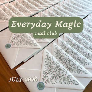 Könnte beinhalten: Eine Sammlung weißer Umschläge mit einem aufgedruckten botanischen Blattmuster und kleinen rosa Beeren. Jeder Umschlag ist mit einem salbeigrünen Wachssiegel verschlossen. Der Text Everyday Magic mail club und JULY 2026 sind zu sehen.