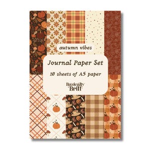 Könnte beinhalten: Ein Journal-Papier-Set mit 10 Blatt im A5-Format, verziert mit herbstlichen Mustern wie Kürbissen, Karos, Pilzen und Kaffeetassen. Der Text lautet autumn vibes, Journal Paper Set, 10 sheets of A5 paper und Basically Britt.